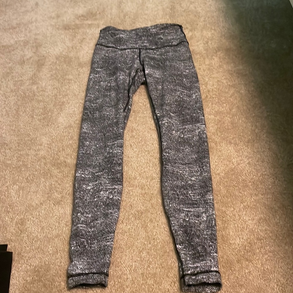 Lack and white LuLulemon leggings